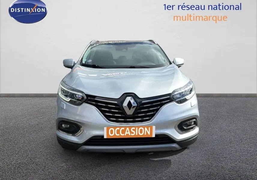 Vue frontale d'un Renault Kadjar gris Highland 2019 avec calandre noire et phares LED allumés.
