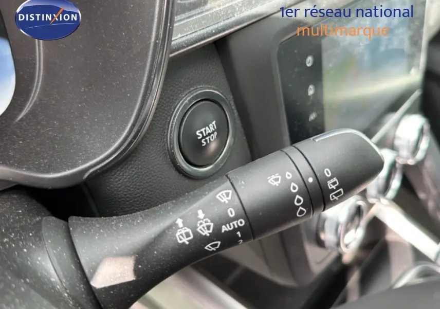 Détail du commodo d'essuie-glace avec bouton start/stop dans l'habitacle du Renault Kadjar gris Highland 2019.