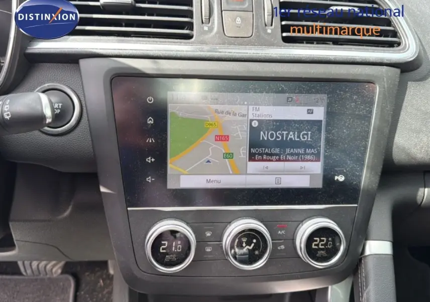 Vue rapprochée de la console centrale du Renault Kadjar gris Highland, avec écran tactile et commandes de climatisation.