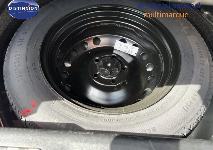 Gros plan sur la roue de secours noire dans le coffre d'un Renault Kadjar gris Highland 2019.