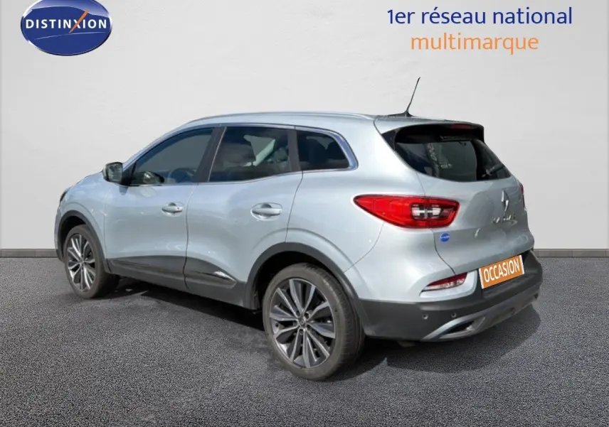 Vue 3/4 arrière droite d'un Renault Kadjar gris Highland avec feux arrière LED et jantes alliage biton.