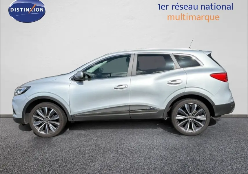 Vue latérale droite d'un Renault Kadjar gris Highland 2019 avec jantes alliage et toit biton noir.