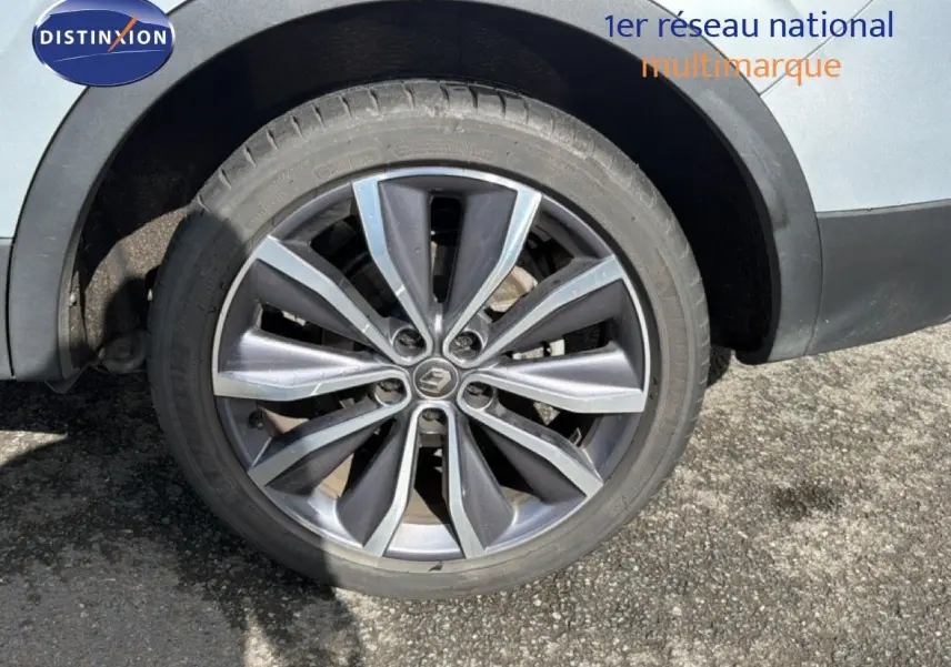 Gros plan sur la roue avant droite avec jante alliage gris du Renault Kadjar gris Highland de 2019.