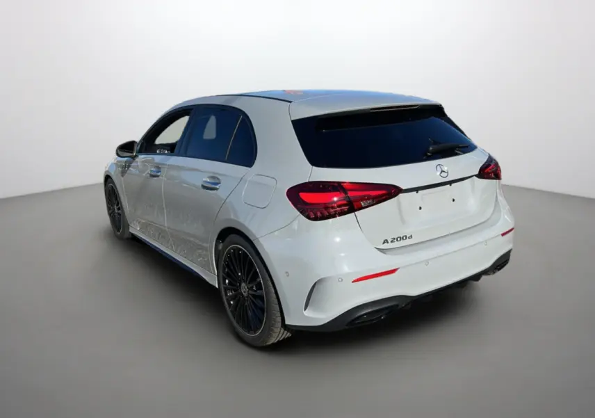 Vue 3/4 arrière droite d'une Mercedes Classe A 200d gris alpin avec vitres surteintées et jantes noires.