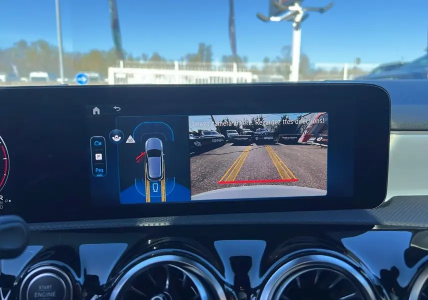 Affichage de la caméra de recul et des capteurs de stationnement sur l'écran central d'une Mercedes Classe A gris alpin.