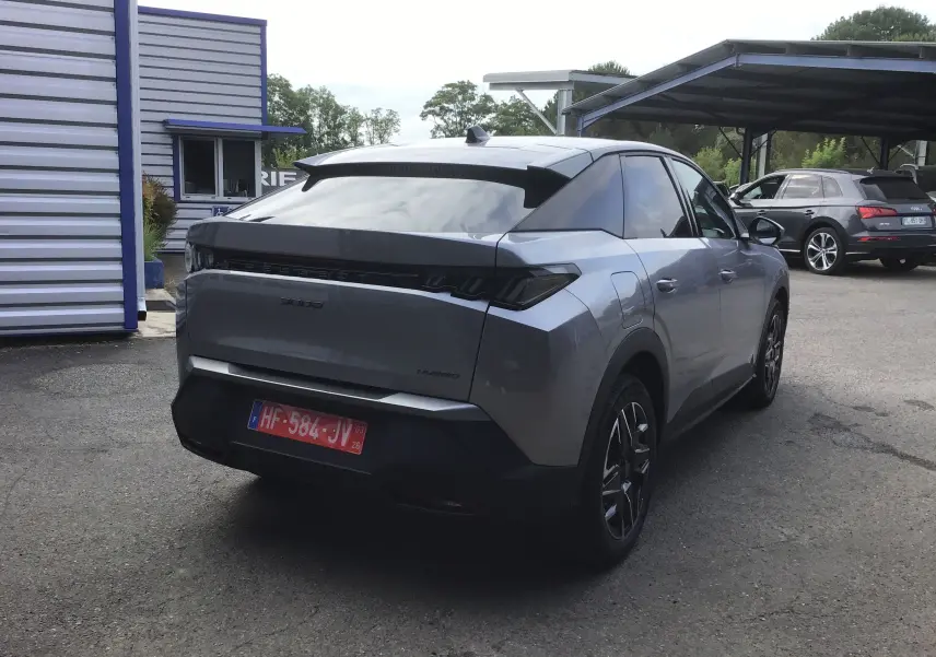 Vue 3/4 arrière droite du Peugeot 3008 1.2 Hybrid 145 Allure gris Artense avec feux arrière noirs et jantes alliage.