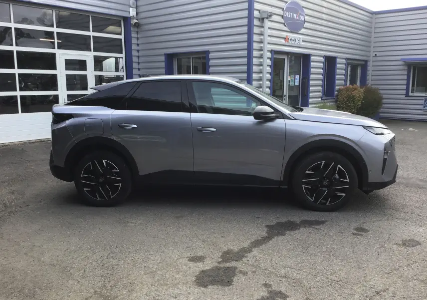 Vue de profil côté gauche d'un Peugeot 3008 gris Artense 2026 avec jantes noires et vitres teintées.