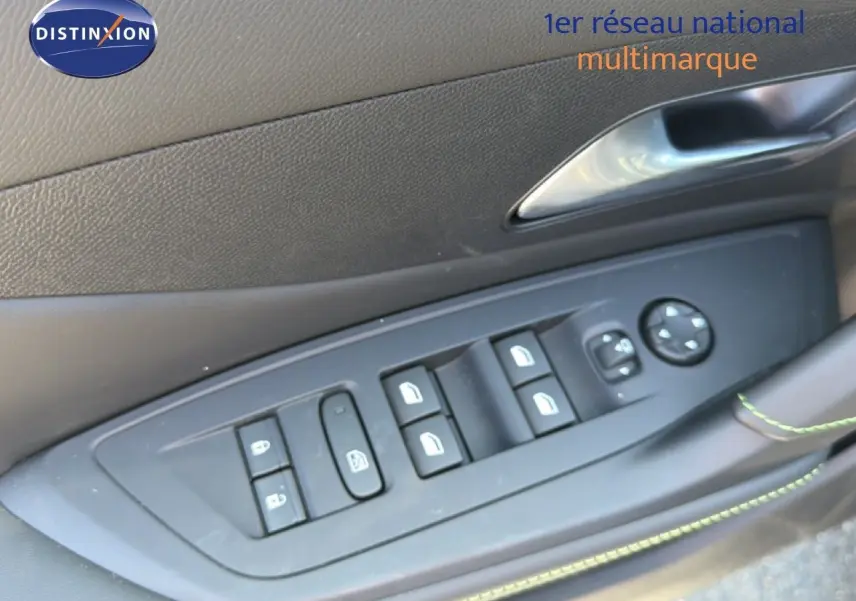 Panneau de commandes des vitres et rétroviseurs côté gauche de la Peugeot 308 Hybrid 145ch GT noir perle métal.