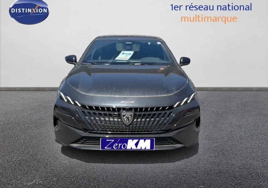 Peugeot 308 Hybrid 145ch GT noir perle métal vue de face, avec calandre distinctive et phares LED fins.