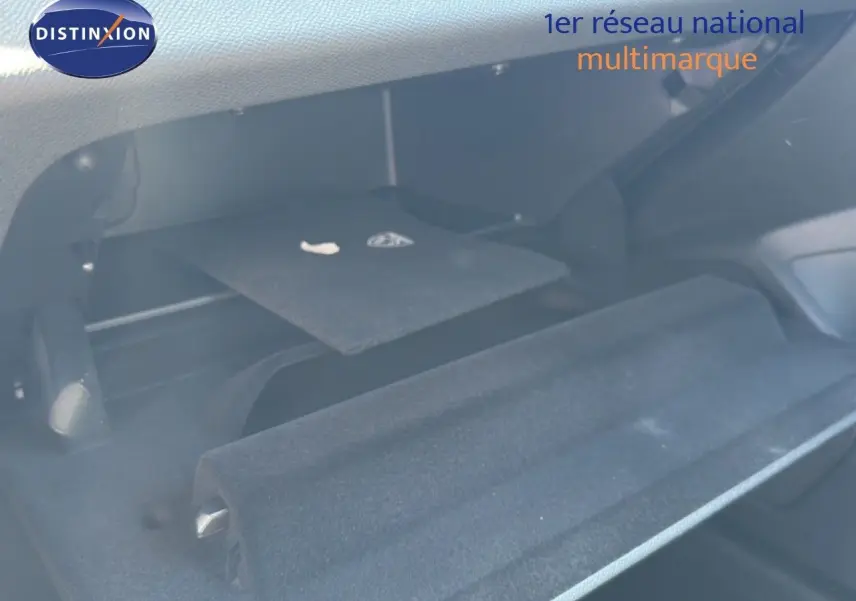 Gant de rangement ouvert côté passager montrant l'intérieur noir avec tapis et compartiment de la Peugeot 308 Hybrid 2026.