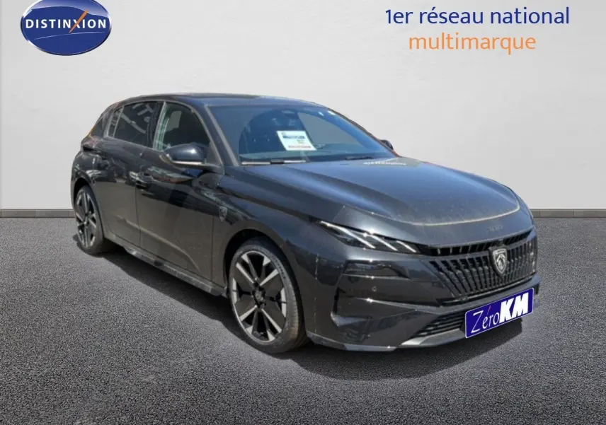 Peugeot 308 Hybrid 145ch GT noir perle métal vue 3/4 avant droit avec jantes alliage et calandre distinctive.