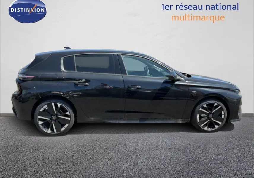 Peugeot 308 Hybrid 145ch GT noir perle métal vue de profil côté gauche sur fond clair.