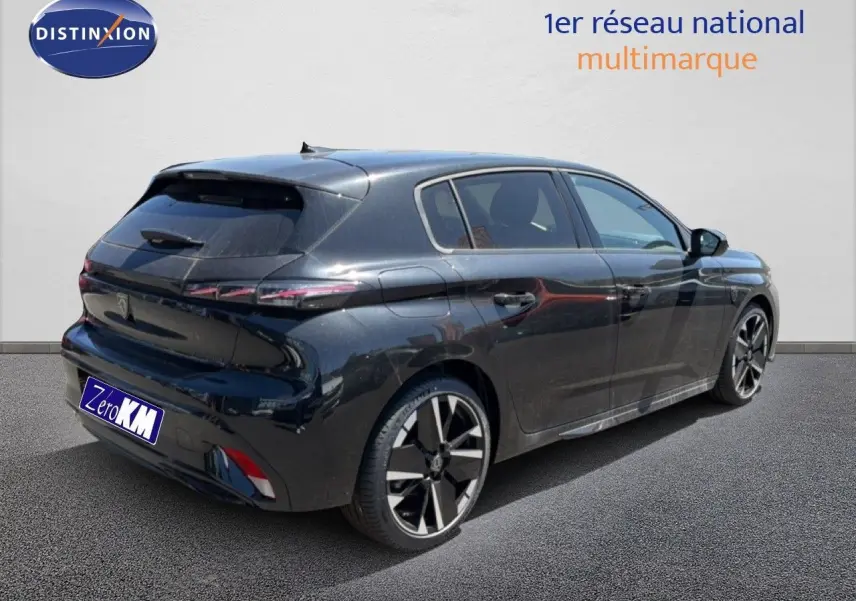Vue 3/4 arrière droite d'une Peugeot 308 Hybrid 145ch GT noir perle métal avec jantes alliage distinctives.