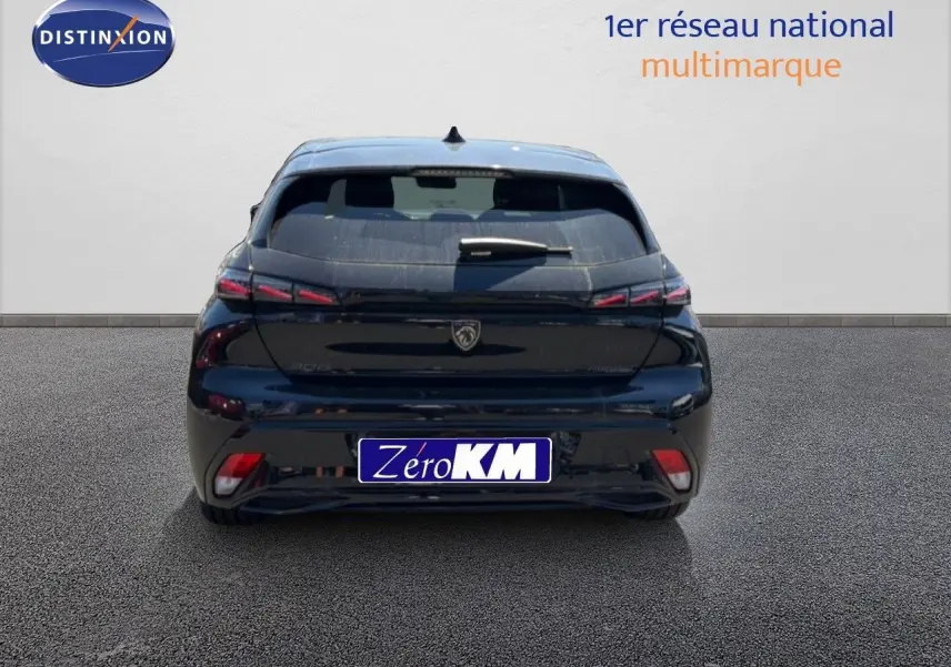 Vue arrière d'une Peugeot 308 Hybrid 145ch GT noir perle métal, avec feux arrière LED et plaque Zéro KM.