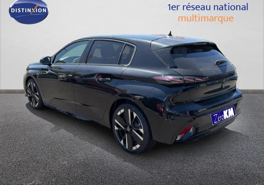 Peugeot 308 Hybrid 145ch GT noir perle métal vue 3/4 arrière droit avec jantes alliage distinctives.