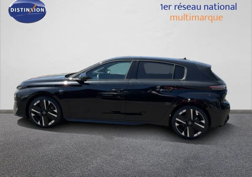 Peugeot 308 Hybrid 145ch GT noir perle métal vue de profil côté gauche sur fond neutre.