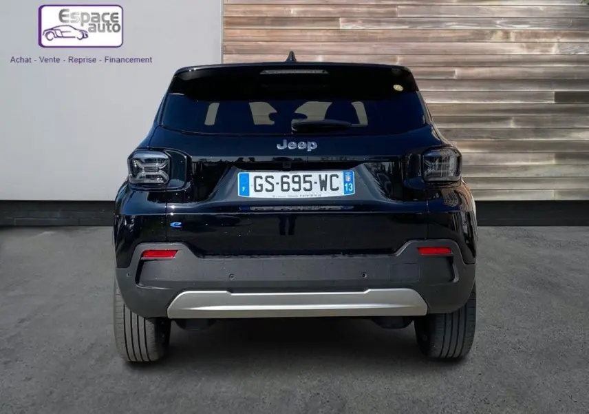 Vue arrière d'une Jeep Avenger électrique noire 2023 avec plaque d'immatriculation française et logo Jeep visible.