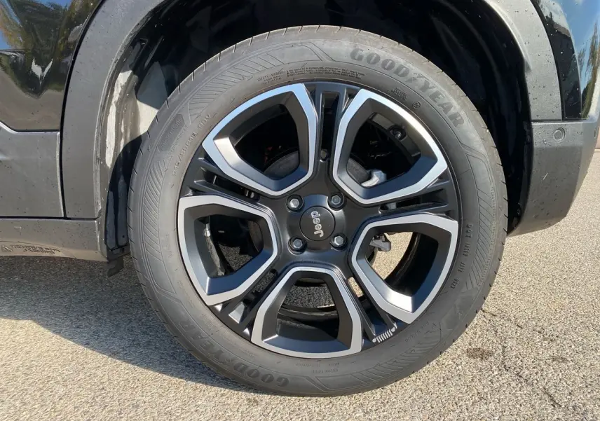 Gros plan sur la roue avant droite noire du Jeep Avenger électrique 2023 avec jante alliage distinctive cinq branches.