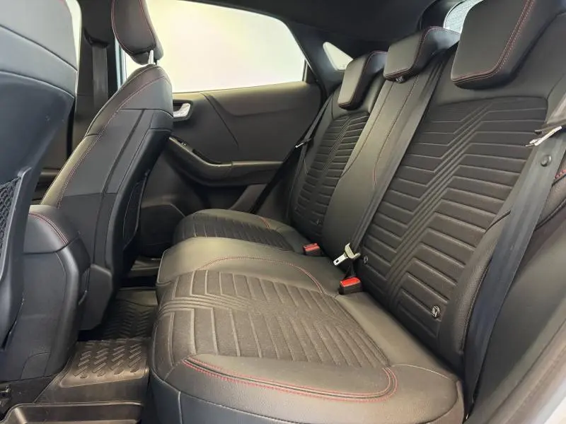 Vue latérale droite des sièges arrière noirs avec surpiqûres rouges du Ford Puma 2022 finition ST-Line X.