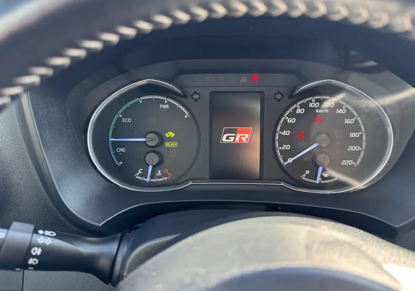 Vue rapprochée du tableau de bord de la Toyota Yaris Hybride GR Sport 2020 avec affichage numérique et logo GR central.