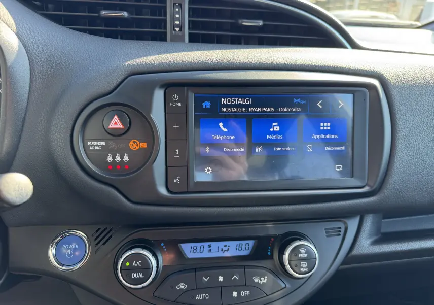 Tableau de bord de Toyota Yaris Hybride 100CH GR SPORT 2020, affichage multimédia et commandes climatisation visibles.