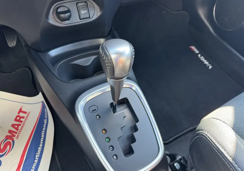 Le levier de vitesse automatique de la Toyota Yaris Hybride GR Sport 2020, avec console noire et tapis de sol marqué GR.