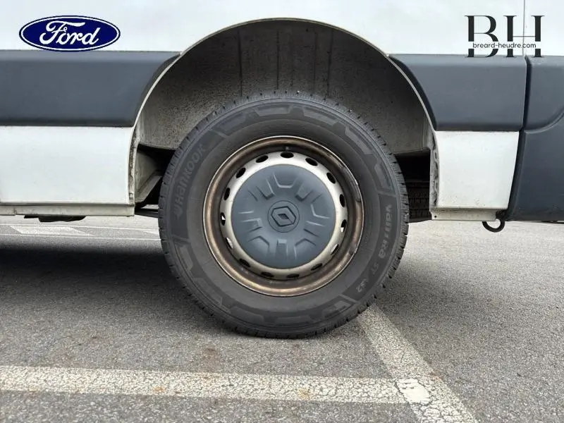 Gros plan sur la roue arrière droite blanche minéral du Renault Master F3500 avec enjoliveur gris et logo Renault central.