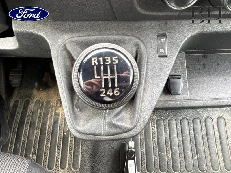 Gros plan sur le levier de vitesses manuel noir du Renault Master blanc, avec marquage des six rapports visible.