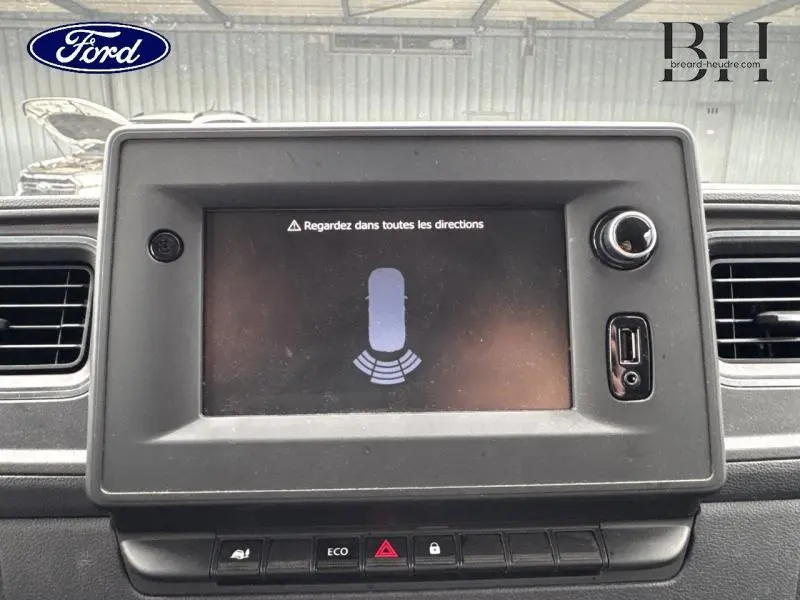 Écran tactile central du Renault Master 2022 affichant l'alerte de surveillance des angles morts dans un intérieur noir.