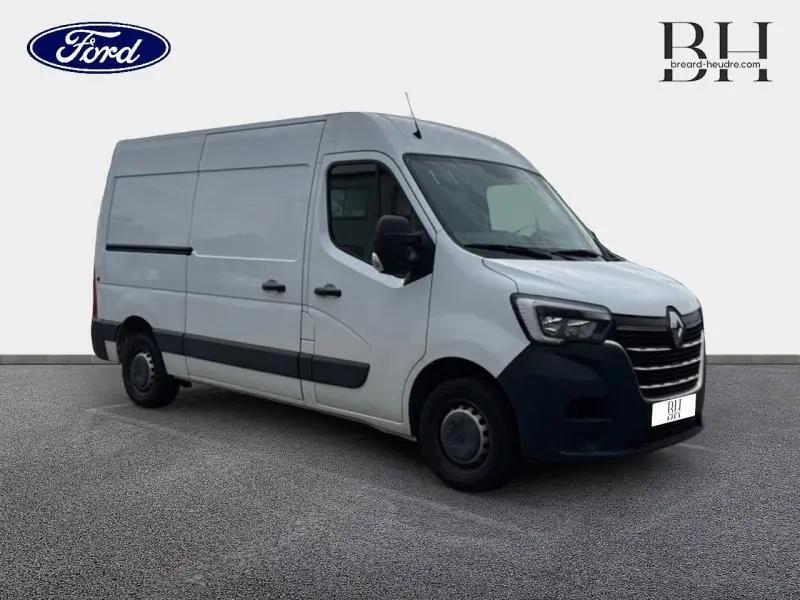 Renault Master blanc minéral vu de trois quarts avant droit, fourgon utilitaire avec portes latérales et enjoliveurs noirs.