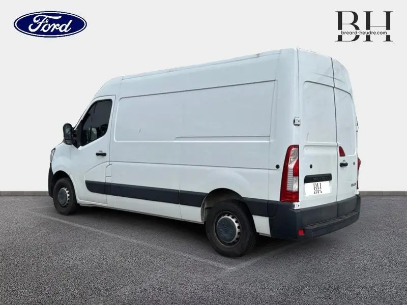 Vue 3/4 arrière gauche d'un utilitaire Renault Master blanc Minéral avec portes arrière battantes et porte latérale droite.