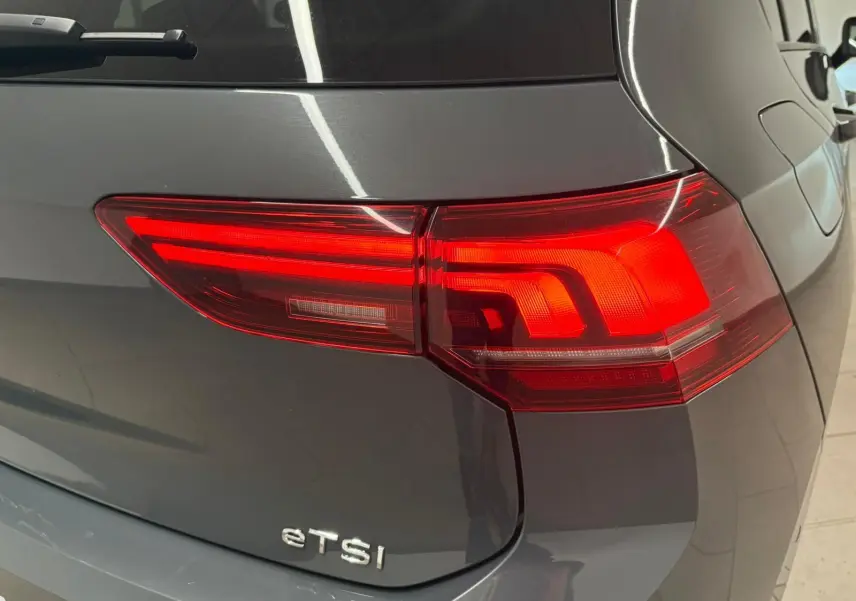 Feu arrière droit allumé sur Volkswagen Golf 1.5 eTSI gris dauphin vue arrière en gros plan.