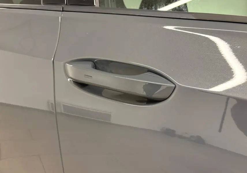 Poignée de porte côté gauche en gros plan sur Volkswagen Golf Gris Dauphin 2025 finition R-Line Edition.