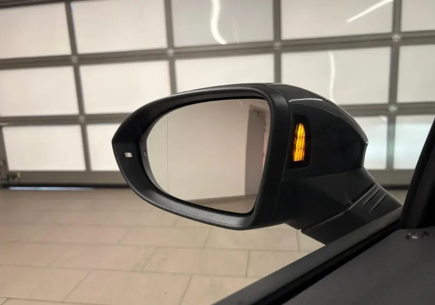 Rétroviseur extérieur droit gris dauphin de Volkswagen Golf 1.5 eTSI 150 R-Line avec clignotant allumé.