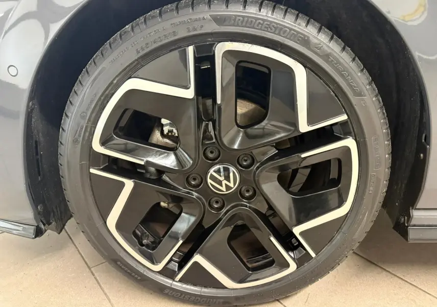 Gros plan sur la jante noire et argentée d’une Volkswagen Golf 1.5 eTSI 150 DSG7 R-Line Edition gris dauphin.