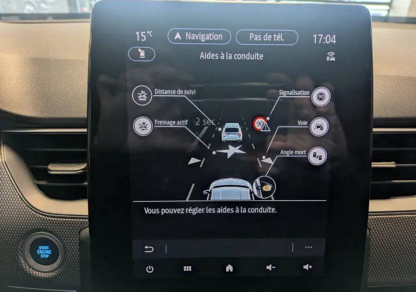 Écran tactile intérieur de la Renault Arkana 2023 affichant les aides à la conduite avec interface claire et moderne.