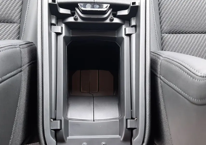 Vue plongeante sur la console centrale noire ouverte du Renault Austral Esprit Alpine avec sellerie tissu carbone Alcantara.