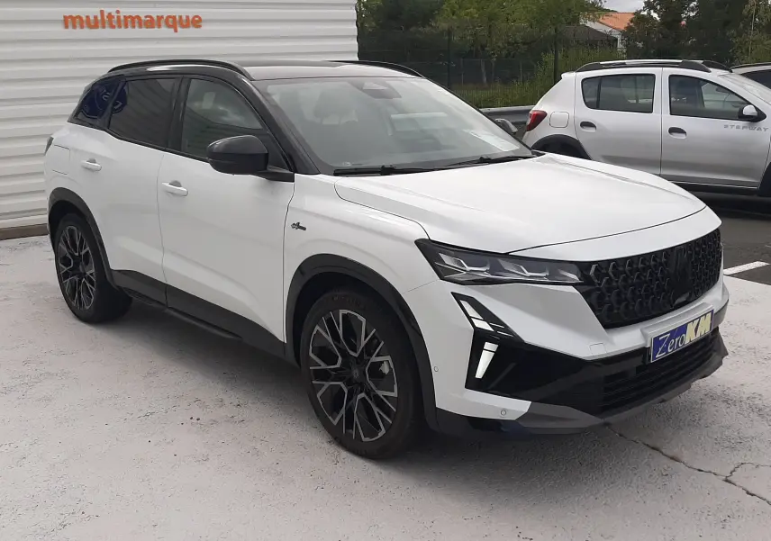 Renault Austral blanc nacré 3/4 avant droit avec toit noir étoilé et jantes alliage 20'' Altitude diamanté noir.