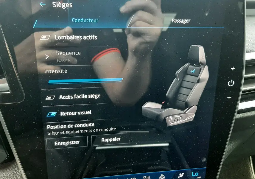 Écran tactile intérieur montrant les réglages du siège conducteur avec illustration du siège Alpine noir et gris.