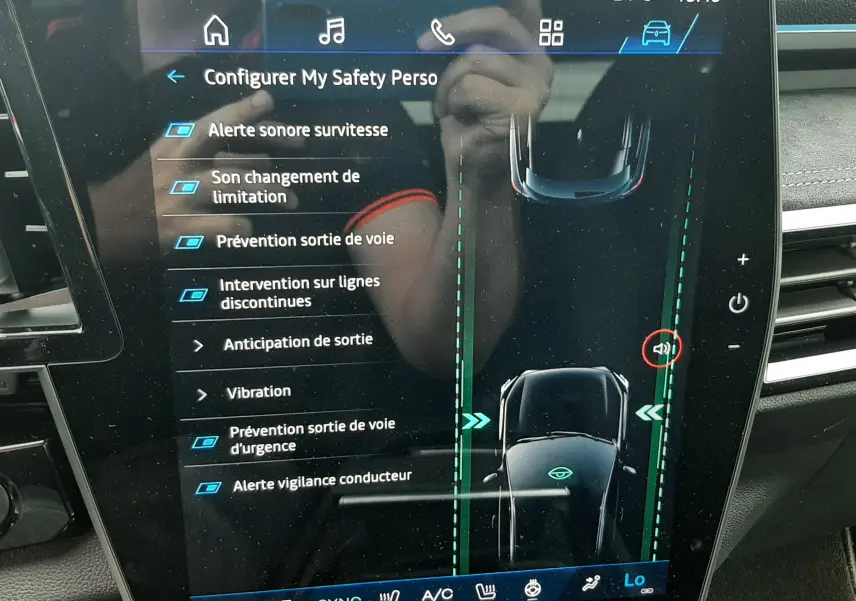 Écran tactile intérieur du Renault Austral affichant les réglages de sécurité et d’assistance à la conduite.