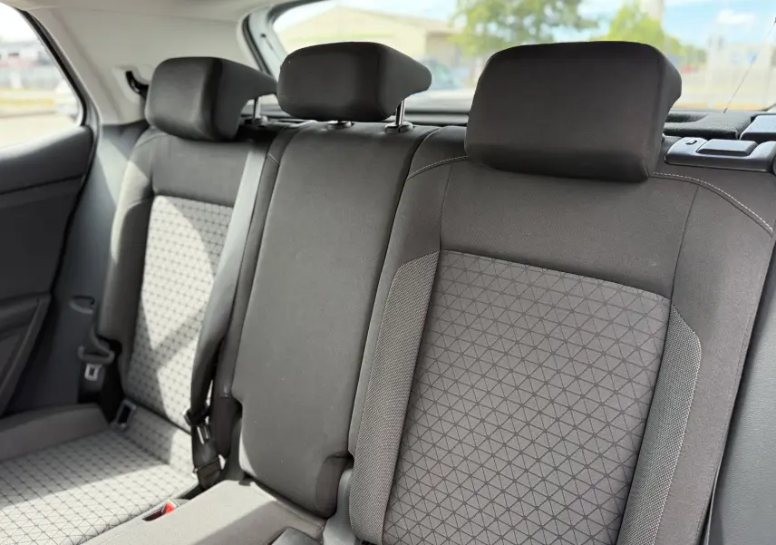 Vue rapprochée des sièges arrière en tissu gris avec motifs géométriques du Volkswagen T-Cross 1.6 TDI 2019.