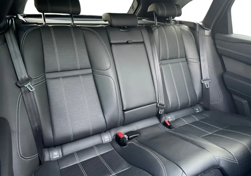 Vue intérieure sur les sièges arrière en cuir noir avec surpiqûres blanches du Range Rover Velar gris 2019.