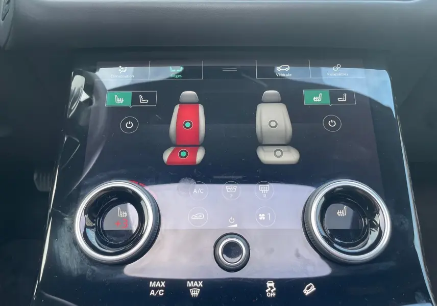 Écran tactile du système de climatisation du Range Rover Velar gris 2019, affichant les réglages des sièges chauffants.