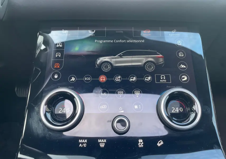 Écran tactile central du Range Rover Velar gris 2019 montrant le programme Confort en mode 3/4 avant intérieur.