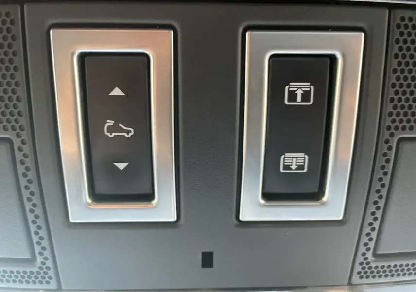 Gros plan sur les boutons de commande du toit ouvrant et hayon du Range Rover Velar gris 2019.