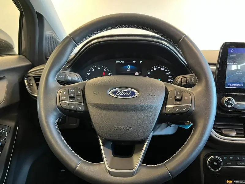 Volant multifonction noir de la Ford Puma 2022 avec tableau de bord digital et écran tactile latéral visible.