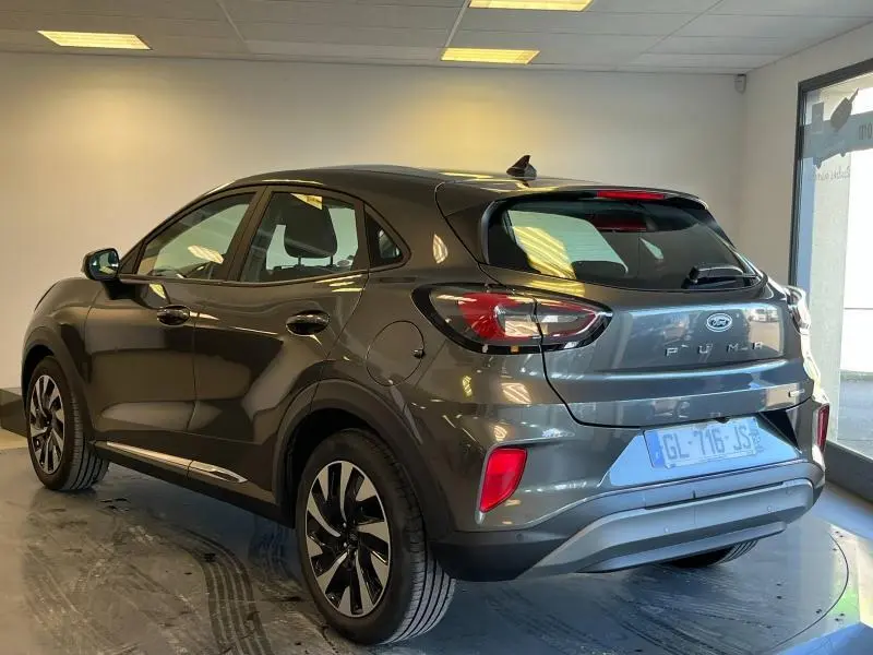 Vue 3/4 arrière droite du Ford Puma 2022 gris Fashion Gris Magnetic Métallisée avec jantes alu et becquet arrière.