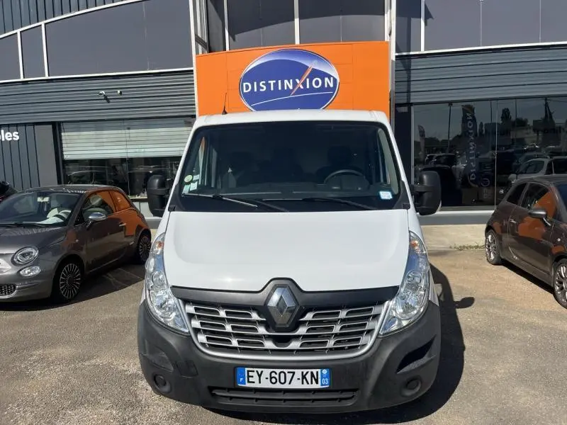 Vue frontale d'un Renault Master blanc glacier avec calandre chromée et plaque d'immatriculation française visible.