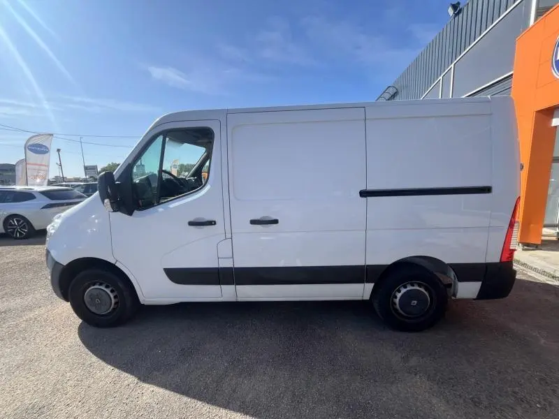 Profil côté gauche d'un Renault Master blanc Glacier de 2018 avec porte latérale coulissante et jantes tôlées.