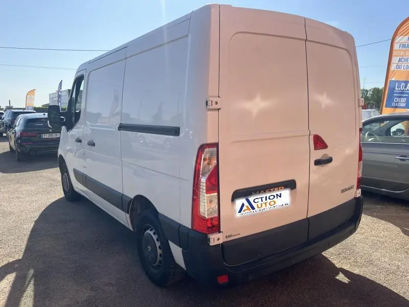 Renault Master blanc glacier vu en 3/4 arrière droit, portes arrière fermées et porte latérale droite visible.